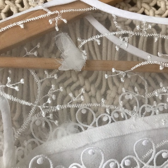 Marc New York Andrew Marc white lace top with flared sleeves sz S - Picture 6 of 8